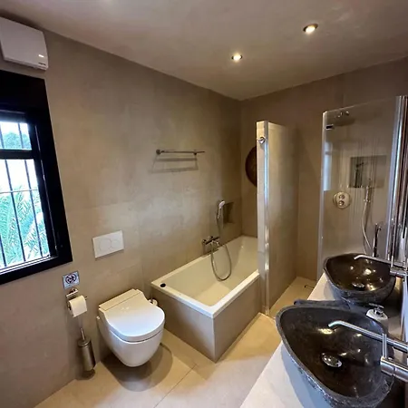 Villa Paraiso De La Luz 7 Bedrooms, Swimming Pool & 4 Bathrooms